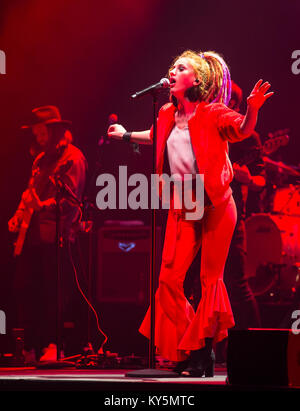 Essen, Allemagne. 12Th Jan, 2018. Natia Todua, géorgien et le chanteur gagnant de German TV-talent-show 'La Voix de l'Allemagne 2017", qui est en concert au spectacle 'La Voix de l'Allemagne - Live in concert' dans Rittal-Arena, Essen, Allemagne. Todua Natia est confirmé comme un concurrent d'Unser Lied für Lissabon, la sélection nationale allemande pour le Concours Eurovision de la Chanson 2018. Crédit : Christian Lademann Banque D'Images