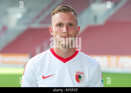 Fichier - Un fichier photo datée du 28 juillet 2016 montre player Tim Rieder à un'n FC Augsburg photo pour la saison 2016/17 à l'Arena de WWK Augsburg, Allemagne. Tim Rieder est de transférer le prêt du FC Augsburg au club Polonais Slask Wroclaw jusqu'à la fin de la saison en cours. Photo : Tobias Hase/dpa Banque D'Images