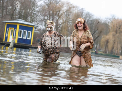 Berlin, Allemagne. 13 Jan, 2018. Les participants suivent la natation hivernale Carnival au lac Oranke, le nord-est de Berlin, Allemagne, le 13 janvier 2018. Les adeptes de la piscine d'hiver environ 100 et plus de 1 000 visiteurs ont été attirés par la natation hivernale Carnival ici le samedi. Credit : Shan Yuqi/Xinhua/Alamy Live News Banque D'Images