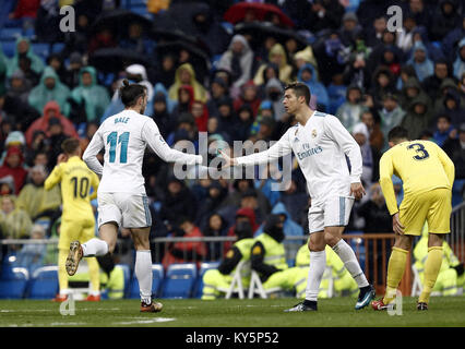 Madrid, Espagne. 13 Jan, 2018. Gareth Bale salue Cristiano Ronaldo lors du match entre le Real Madrid et Villarreal CF à Santiago Bernabeu Stadium. Credit : Manu Haiti/SOPA/ZUMA/Alamy Fil Live News Banque D'Images