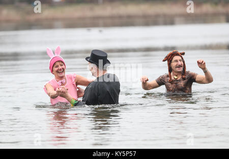 Berlin, Allemagne. 13 Jan, 2018. Les participants suivent la natation hivernale Carnival au lac Oranke, le nord-est de Berlin, Allemagne, le 13 janvier 2018. Les adeptes de la piscine d'hiver environ 100 et plus de 1 000 visiteurs ont été attirés par la natation hivernale Carnival ici le samedi. Credit : Shan Yuqi/Xinhua/Alamy Live News Banque D'Images