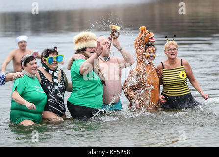 Berlin, Allemagne. 13 Jan, 2018. Les participants suivent la natation hivernale Carnival au lac Oranke, le nord-est de Berlin, Allemagne, le 13 janvier 2018. Les adeptes de la piscine d'hiver environ 100 et plus de 1 000 visiteurs ont été attirés par la natation hivernale Carnival ici le samedi. Credit : Shan Yuqi/Xinhua/Alamy Live News Banque D'Images