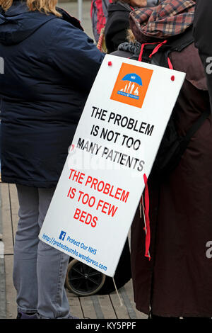 Bristol, Royaume-Uni. 13 janvier, 2018. Les manifestants réclament plus de financement des services de santé mentale pour enfants et adolescents à Bristol. La manifestation fait suite au décès de 15 ans, Becky Romero, qui, un coroner a statué, a été omis par les professionnels chargés de sa garde. Keith Ramsey/Alamy Live News Banque D'Images