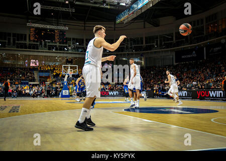 Moscou, Russie. 12Th Jan, 2018. Luka Doncic, # 7 du Real Madrid porte le ballon sur la cour au cours de la Turkish Airlines EuroLeague 2017-2018 Saison régulière 17 Ronde match entre Khimki Moscow Region et Real Madrid Arena à 1,89. Crédit : Nicolas Muller/SOPA/ZUMA/Alamy Fil Live News Banque D'Images