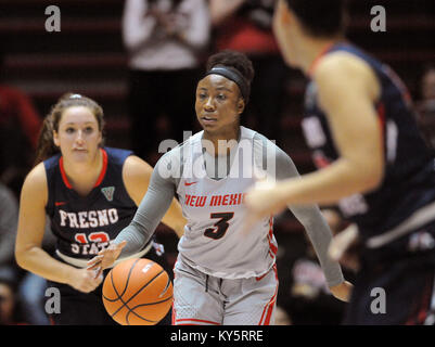 Albuquerque, NM, USA. 13 Jan, 2018. L'UNM's # 3 N'Dea Flye porte le ballon sur cour dans leur jeu samedi après-midi dans la fosse contre Fresno State. Samedi, 13 janvier 2018. Crédit : Jim Thompson/Albuquerque Journal/ZUMA/Alamy Fil Live News Banque D'Images