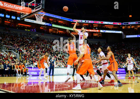 Louisville Cardinals avant Anas Mahmoud (14) au cours de la NCAA College Basketball match entre la Louisville Cardinals et les Virginia Tech Hokies au KFC Yum ! Le samedi 13 janvier Centre, 2017 à Louisville, KY. Jacob Kupferman/CSM Banque D'Images