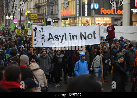 Vienne, Autriche. 13 Jan, 2018. manifestants tenant une bannière à lire 'l'asile en détresse' pendant une manifestation anti-gouvernementale. Credit : Vincent Sufiyan/Alamy Live News Banque D'Images