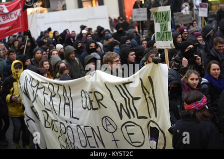 Vienne, Autriche. 13 Jan, 2018 manifestants. lors d'une manifestation anti-gouvernementale tenant une bannière. Credit : Vincent Sufiyan/Alamy Live News Banque D'Images