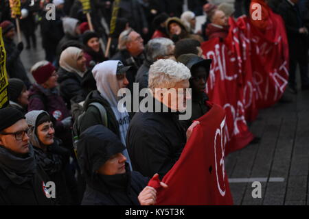 Vienne, Autriche. 13 Jan, 2018. manifestants portant une banderole dans la principale rue commerçante de Vienne lors d'une manifestation antigouvernementale. Credit : Vincent Sufiyan/Alamy Live News Banque D'Images