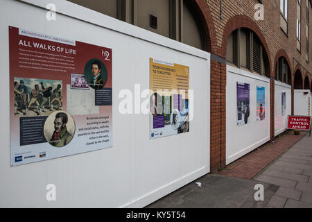 Londres, Royaume-Uni. 13 janvier 2018. Expositions expliquant l'histoire de l'ancien cimetière et des jardins de St James, qui a été fermé pour faciliter les travaux sur la liaison ferroviaire à grande vitesse HS2. Autour de 50 London plane, Common Ash, Italian Alder, Common Lime, Bird Cherry, Wild Cherry et Sugar Maple ont été abattus dans St James's Gardens dans le cadre des préparatifs pour HS2 et environ 30,000-60,000 corps seront exhumés du cimetière là. Crédit : Mark Kerrison/Alamy Live News Banque D'Images