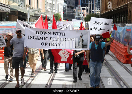 Sydney, Australie. 14 janvier 2018. Les manifestants se sont rassemblés à l'extérieur de Sydney Town Hall avant de marcher pour marcher jusqu'à Hyde Parc de la fontaine via George, King & Elizabeth Streets dans un spectacle de soutien pour la manifestations anti-gouvernementales qui ont eu lieu en Iran. Depuis le 28 décembre, des manifestations qui ont débuté à Mashhad contre la hausse des prix, coupes dans les programmes d'assistance sociale et la corruption se sont répandues et au moins 20 personnes ont été tués. Crédit : Richard Milnes/Alamy Live News Banque D'Images