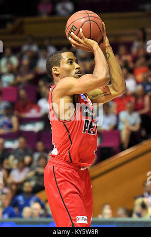 Brisbane, Australie, Quensland. 14Th Jan, 2018. Bryce des Wildcats en coton (# 11) pousses pour le panier, pendant le match entre la NBL 14 balles de Brisbane et les Wildcats de Perth au Centre de Convention et d'exposition de Brisbane le 14 janvier 2018 à Brisbane, Australie. Credit : Albert Perez/ZUMA/Alamy Fil Live News Banque D'Images