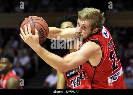 Brisbane, Australie, Quensland. 14Th Jan, 2018. Jesse Wagstaff des Wildcats (# 24) s'occupe de la balle pendant le tour 1951 14 Correspondance entre les balles de Brisbane et les Wildcats de Perth au Centre de Convention et d'exposition de Brisbane le 14 janvier 2018 à Brisbane, Australie. Credit : Albert Perez/ZUMA/Alamy Fil Live News Banque D'Images