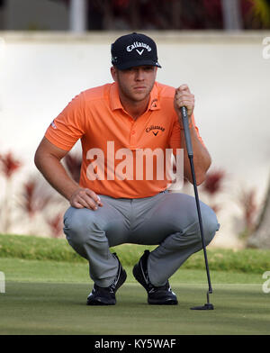 13 janvier 2018 - Talor Gooch aligne son putt sur le 16e trou au cours de la troisième série du 20e anniversaire de l'ouverture de Sony à l'Waialae Country Club à Honolulu, Hawaï - Michael Sullivan/CSM Banque D'Images