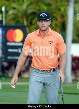 13 janvier 2018 - Talor Gooch se termine sur le 16ème green au cours de la troisième série du 20e anniversaire de l'ouverture de Sony à l'Waialae Country Club à Honolulu, Hawaï - Michael Sullivan/CSM Banque D'Images