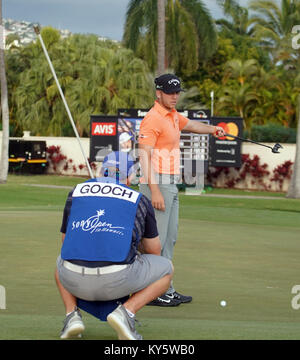 13 janvier 2018 - Talor Gooch confère avec son caddy sur la ligne mise sur le 16e trou au cours de la troisième série du 20e anniversaire de l'ouverture de Sony à l'Waialae Country Club à Honolulu, Hawaï - Michael Sullivan/CSM Banque D'Images