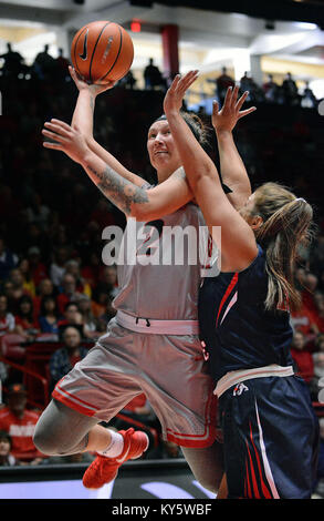 Albuquerque, NM, USA. 13 Jan, 2018. L'UNM's # 2 Tesha Buck prend la balle vers le panier contre Fresno's # 13 Breanne Knishka dans leur jeu samedi après-midi dans la fosse. Samedi, 13 janvier 2018. Crédit : Jim Thompson/Albuquerque Journal/ZUMA/Alamy Fil Live News Banque D'Images