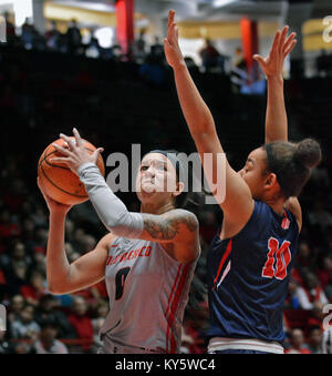 Albuquerque, NM, USA. 13 Jan, 2018. L'UNM's # 0 Cherise Beynon compte sur le cercle alors qu'elle est gardée par le fresno # 10 Candice White dans leur jeu samedi après-midi dans la fosse. Samedi, 13 janvier 2018. Crédit : Jim Thompson/Albuquerque Journal/ZUMA/Alamy Fil Live News Banque D'Images