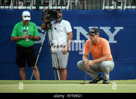 13 janvier 2018 - Talor Gooch aligne son putt sur le 17ème trou au cours de la troisième série du 20e anniversaire de l'ouverture de Sony à l'Waialae Country Club à Honolulu, Hawaï - Michael Sullivan/CSM Banque D'Images