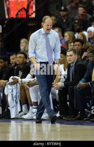 Seattle, WA, USA. 13 Jan, 2018. L'entraîneur-chef Mike Hopkins Washington montrant son intensité au cours d'un CIP12 jeu de basket-ball entre les Huskies de Washington et Stanford Cardinal. Le jeu a été joué à Hec Ed Pavilion à Seattle, WA. Jeff Halstead/CSM/Alamy Live News Banque D'Images