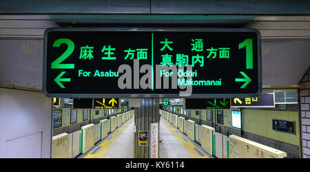 Sapporo, Japon - Oct 1, 2017. Information board de plates-formes à la gare JR de Sapporo, Japon. Banque D'Images