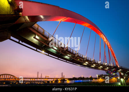 Vue de nuit sur un pont en arc-en-ciel à Taipei Banque D'Images