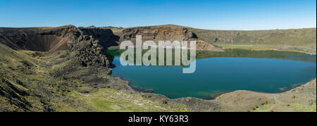 Laguna Azul, remplis d'eau, un cratère volcanique éteint qui abrite de nombreux oiseaux, sur la frontière sud de l'Argentine, près de Rio Gallegos. Banque D'Images