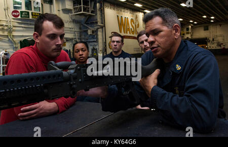 Océan Pacifique (déc. 19, 2017) Chef Gunner's Mate vante Thierry effectue une mitrailleuse M240 Cours de familiarisation des armes à bord du navire d'assaut amphibie USS Wasp LHD (1). Le Wasp est transitant à Sasebo, au Japon pour réaliser un chiffre d'affaires avec l'USS Bonhomme Richard (DG 6) comme l'avant-déployés navire amiral de la force amphibie dans la 7e flotte américaine zone d'opérations. (U.S. Navy Banque D'Images