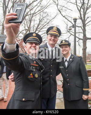 Maître de l'armée américaine le Sgt. Shane Werst, de Lake Forest, Cali., les hauts dirigeants militaires pour l'instructeur de l'Université Clemson Corps de formation des officiers de réserve, le programme adopte une nouvelle marque selfies avec deux sous-lieutenants après leur cérémonie de mise en service, le 20 décembre 2017. ( Banque D'Images