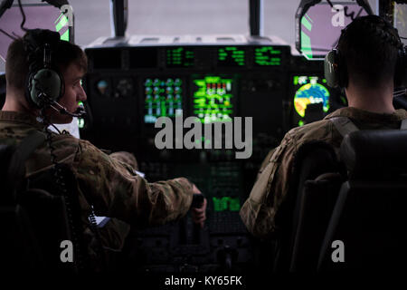 Les aviateurs américains du 75e Escadron de transport aérien expéditionnaire conduite C-130J Super Hercules cargo en Afrique de l'Est, le 4 janvier 2018. Le 75e prend en charge l'ensemble des SAE Joint Task Force-Horn of Africa mission de promouvoir la prospérité et la sécurité en Afrique de l'Est en aidant les pays partenaires de la lutte contre les organisations extrémistes, favoriser la coopération régionale en matière de sécurité, et en assurant la protection du personnel et des installations américaines dans sa zone de responsabilité. (U.S. Air Force Banque D'Images