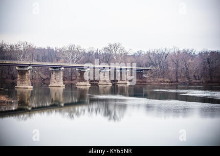 Un vieux pont de pierre sur la Rivière Potomac. Banque D'Images