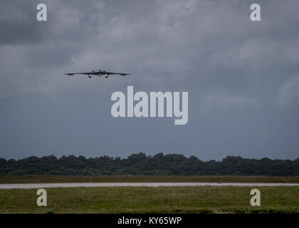 Un B-2 Spirit, affecté à la 509e Bomb Wing, Whiteman Air Force Base, se prépare à atterrir à Andersen AFB (Guam), 8 janvier 2018. Environ 200 aviateurs et trois B-2 de spiritueux de Whiteman AFB, Texas, déployés à Andersen AFB à l'appui d'AMÉRICAINES DU PACIFIQUE (PACOM) Bomber et la dissuasion d'assurance mission. Le Commandement stratégique américain bombers font régulièrement des stages dans la région indo-pacifique des États-Unis de mener des opérations d'air dirigé par Mme Pacom, fournissant des dirigeants avec les options de dissuasion pour maintenir la stabilité régionale. Au cours de ce déploiement à court terme, le B-2s effectuera la formation locale et régionale sorti Banque D'Images