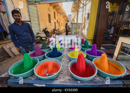 Cônes de couleur de peinture en poudre dans le marché, Pushkar, Rajasthan, India Banque D'Images