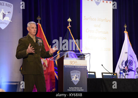 CRYSTAL CITY, en Virginie (janv. 10, 2018) U.S. Marine Corp Le lieutenant général Brian D. Beaudreault, commandant adjoint, Marine Corp's Plans, politique, et activités, fournit le Corps des marines mise à jour de présence de l'Association marine de surface 30e colloque national. Le symposium de cette année l'accent sur les forces de surface et des noms de l'intégration", qui met en évidence des procédures et exercices combinés à travers l'air, de la terre, maritime, de l'espace et le cyberespace domaines est la préparation d'un plus puissant et intégré Naval Surface active. (U.S. Navy Banque D'Images