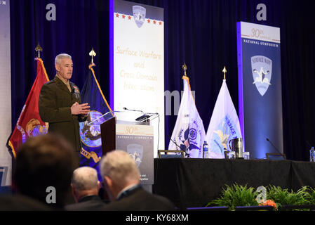 CRYSTAL CITY, en Virginie (janv. 10, 2018) U.S. Marine Corp Le lieutenant général Brian D. Beaudreault, commandant adjoint, Marine Corp's Plans, politique, et activités, fournit le Corps des marines mise à jour de présence de l'Association marine de surface 30e colloque national. Le symposium de cette année l'accent sur les forces de surface et des noms de l'intégration", qui met en évidence des procédures et exercices combinés à travers l'air, de la terre, maritime, de l'espace et le cyberespace domaines est la préparation d'un plus puissant et intégré Naval Surface active. (U.S. Navy Banque D'Images