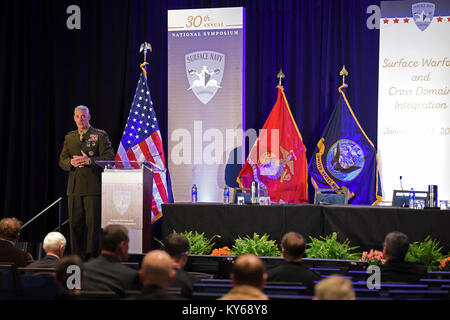 CRYSTAL CITY, en Virginie (janv. 10, 2018) U.S. Marine Corp Le lieutenant général Brian D. Beaudreault, commandant adjoint, Marine Corp's Plans, politique, et activités, fournit le Corps des marines mise à jour de présence de l'Association marine de surface 30e colloque national. Le symposium de cette année l'accent sur les forces de surface et des noms de l'intégration", qui met en évidence des procédures et exercices combinés à travers l'air, de la terre, maritime, de l'espace et le cyberespace domaines est la préparation d'un plus puissant et intégré Naval Surface active. (U.S. Navy Banque D'Images