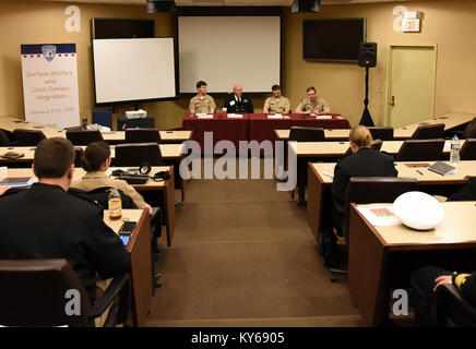 CRYSTAL CITY, en Virginie (janv. 10, 2018) Le Capitaine Kevin Bryne, le capitaine a appelé l'Thomson, le Capitaine Ray Acevedo, et le Capitaine Andrew Biehn discuter au sujet de la surface du corps d'officier de guerre (SWO AC) à la surface de l'Association Marine 30e colloque national. SWO AC servent à d'autres membres de la main-d'acquisition de la Marine dans la conduite et la gestion efficace des programmes d'acquisition de la Marine. Ces programmes offrent de nouvelles fonctionnalités et de modernisation de la flotte. ro Le symposium de cette année l'accent sur les forces de surface et des noms de l'intégration", qui met en évidence des procédures et exercices combinés à travers l'as Banque D'Images