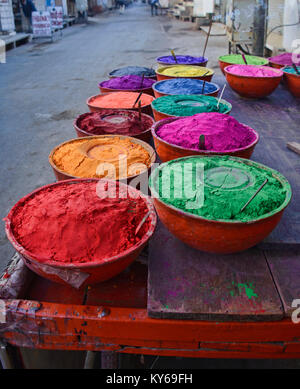 Cônes de couleur de peinture en poudre dans le marché, Pushkar, Rajasthan, India Banque D'Images