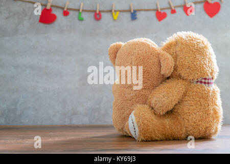 L'arrière de deux ours en peluche avec coeur sur fond de marbre,concept saint valentin et l'amour Banque D'Images