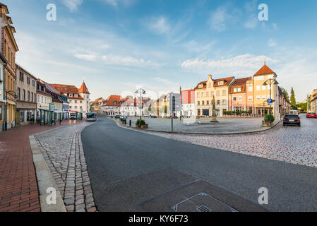 Wilsdruff, Allemagne - 30 mai 2016 : Ville de Wilsdruff tôt le matin, près de Dresde, Saxe, Allemagne. Dresde se trouve à 14 km de la ville. Banque D'Images