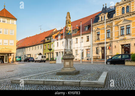 Wilsdruff, Allemagne - 30 mai 2016 : La colonne sur la place du marché de Wilsdruff (Marktplatz) tôt le matin, près de Dresde, Saxe, Allemagne. Dresde Banque D'Images