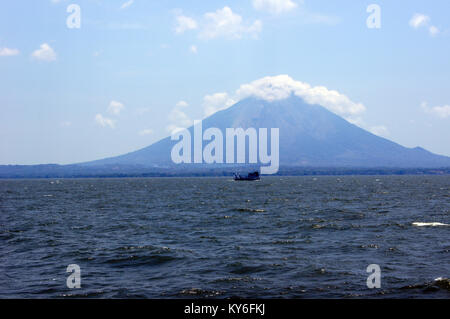 Ferry et le volcan Concepcion sur l'île, le lac Nicaragua Ometepe Banque D'Images