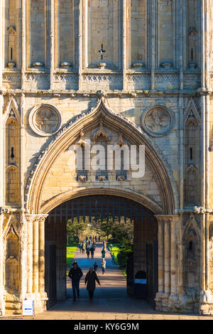 Abbaye de Bury St Edmunds Gate ou grande porte, la 14e siècle Abbey Gate est l'entrée de l'abbaye de Bury St Edmunds, Suffolk Gardens UK Banque D'Images