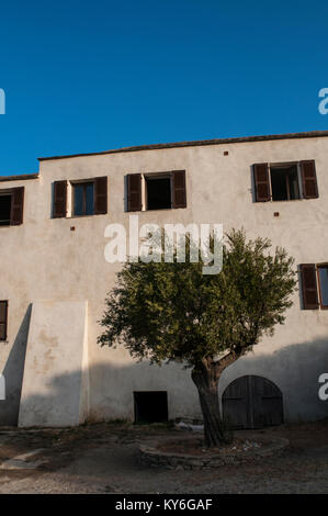 Corse : l'ancien couvent du 17ème siècle de Saint Marie de la Nativité à Botticella, d'abord occupée par les moines capucins et aujourd'hui transformé en hôtel de ville Banque D'Images