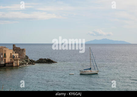 Corse : Mer Méditerranée et la Tour d'Erbalunga, une tour génoise en ruine près de Erbalunga situé dans la commune de Brando, côte est du Cap Corse Banque D'Images