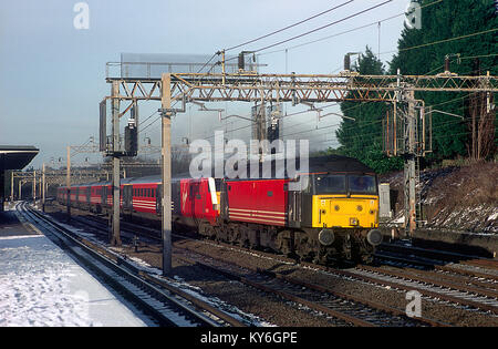 Un certain nombre de locomotives diesel de la classe 47 47843 'Vulcan' a échoué à l'essai d'un service de la côte ouest vierge à Carpenders Park. 31 janvier 2003. Banque D'Images