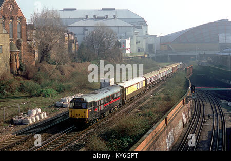 Une paire de locomotives diesel de la classe 31 et les numéros 31468 31452 administré par Fragonset chemins sont top et tailing une charte train à Earles Cour. 22 février 2003. Banque D'Images