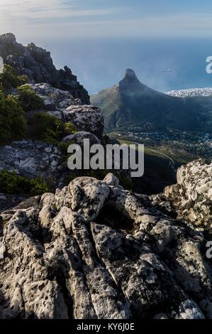 Lions Head, Cape Town célèbre monument, vu de la Montagne de la table avec vue sur l'océan Atlantique et City Bowl. Banque D'Images