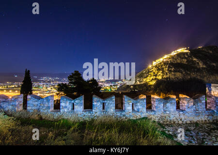 Allumé en vieille ville de Nauplie en Grèce avec des toits, petit port, le château de bourtzi, forteresse de Palamède de nuit. Banque D'Images