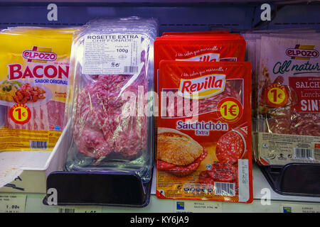 Les produits de viande transformés emballés dans des paquets, pas de la Casa, Andorre Banque D'Images